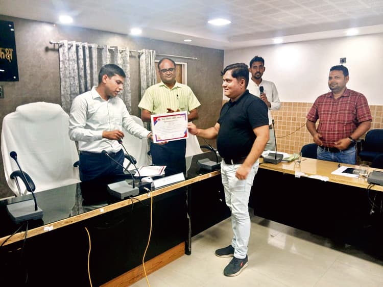 स्वास्थ्य अधिकारी व कर्मी करें बेहतर प्रदर्शन, इससे देश में अव्वल आयेगा जिला : डीएम