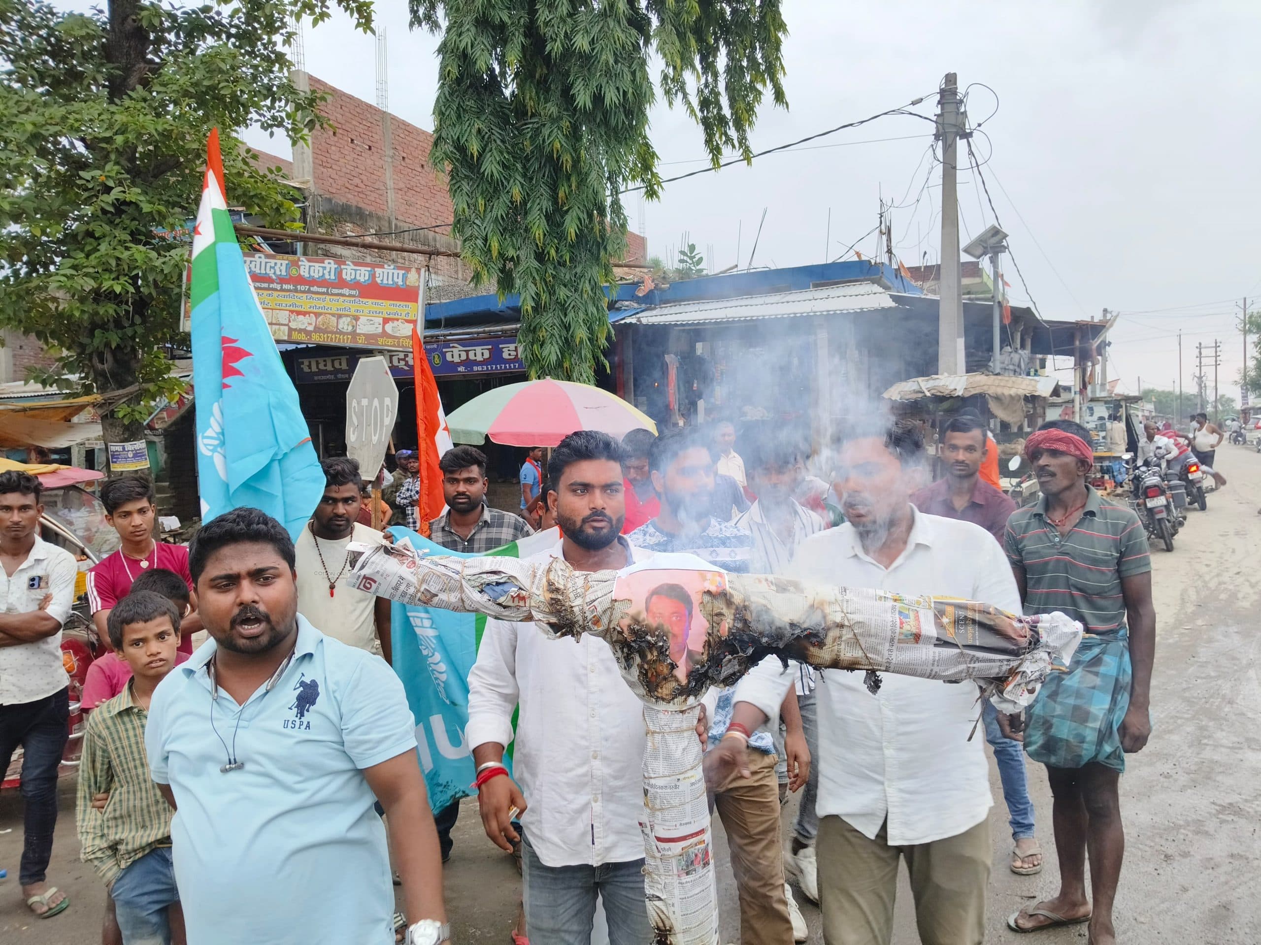 बिजली विभाग के खिलाफ फूटा आक्रोश, सहायक अभियंता का किया पुतला दहन
