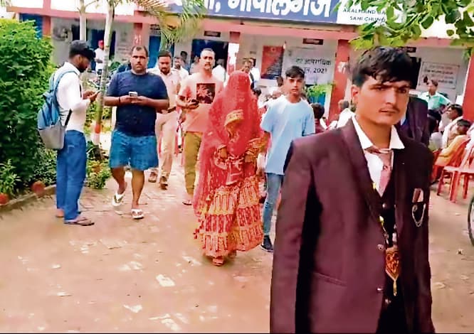 दुल्हन को विदाई कराकर लौट रहे दूल्हे की गाड़ी पर चली गोली, किशोर घायल