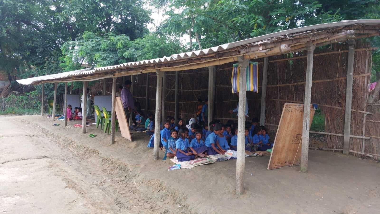 डेढ़ दशक से झोपड़ी में किस्मत बांच रहे प्रावि मल्लाह टोल बेंक के बच्चे