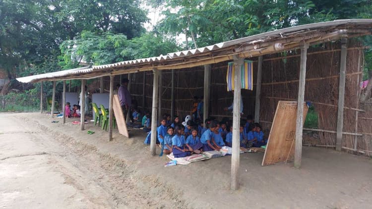 डेढ़ दशक से झोपड़ी में किस्मत बांच रहे प्रावि मल्लाह टोल बेंक के बच्चे