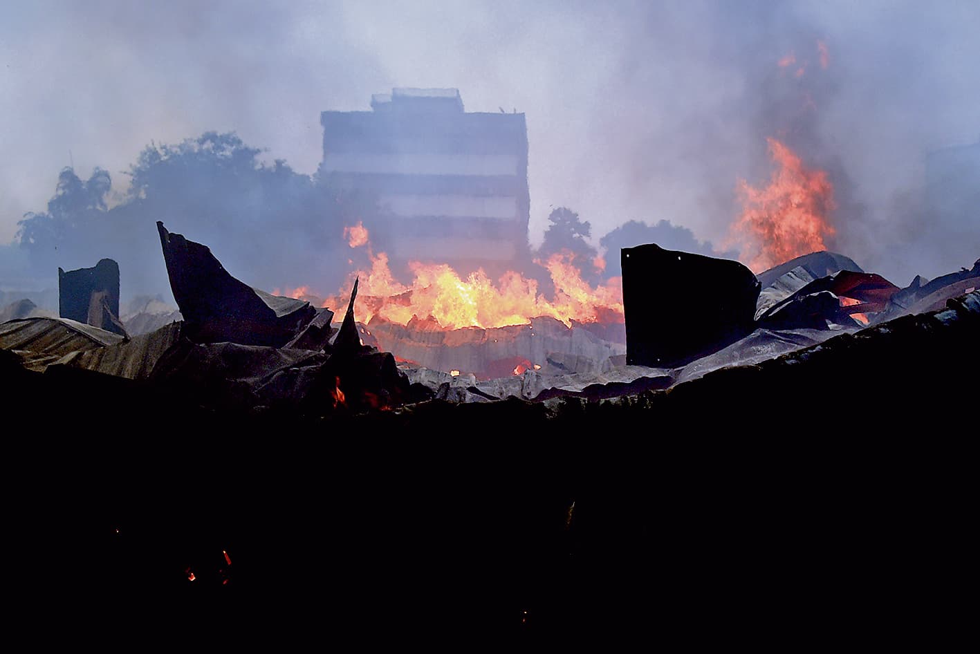 नागेरबाजार : बनियान की फैक्टरी में लगी भीषण आग