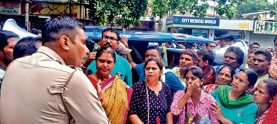 एडीडीए के बाहर हॉकर महिलाएं गरज कर बोलीं : चाहिए पुनर्वास, नहीं लक्खी भंडार