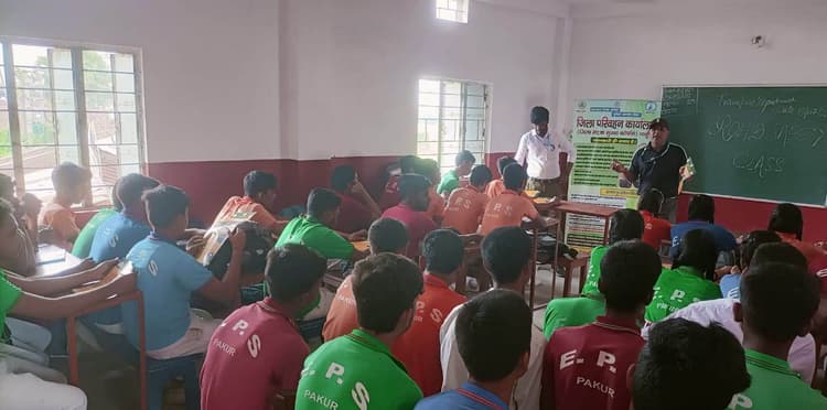 छात्र-छात्राओं को बताया गया सड़क सुरक्षा के नियम