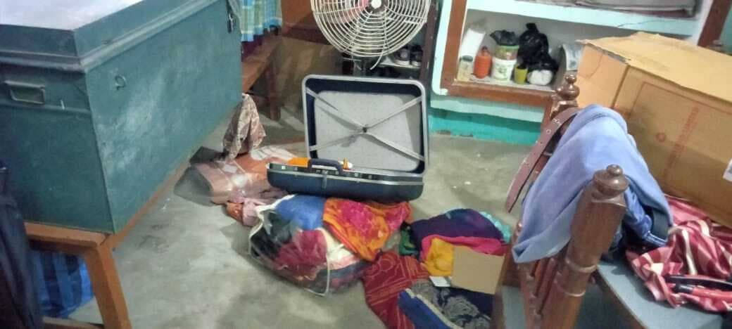 कमरे का ताला तोड़ कर डेढ लाख के संपत्ति की चोरी