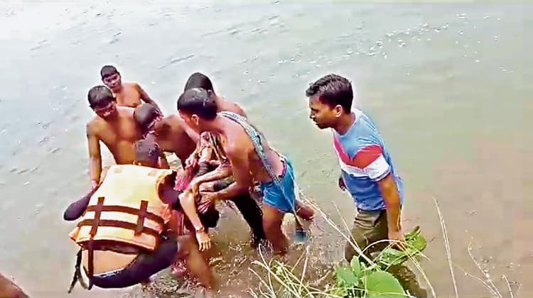 सेल्फी लेने के चक्कर में एक युवती की डूबने से मौत, दूसरी अब तक लापता