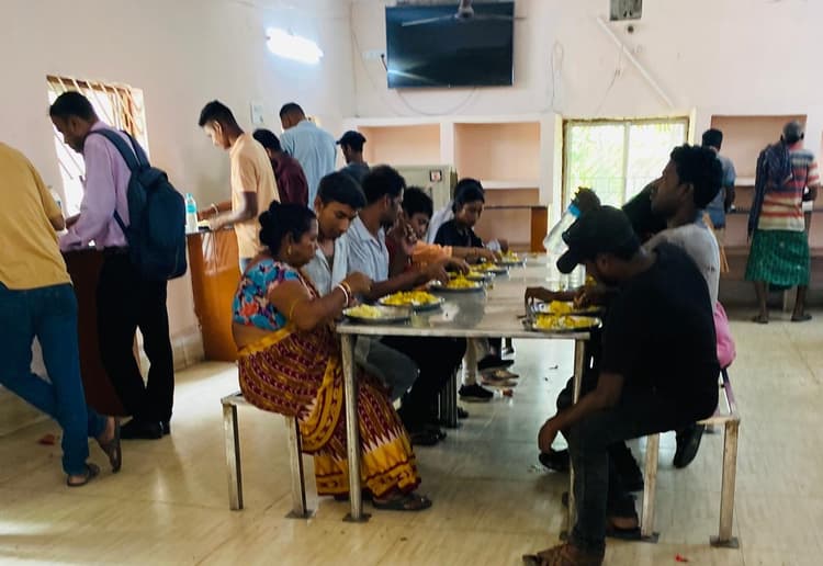 महंगाई : आहार केंद्र में 23 रुपये प्रति थाली की दर पर खाना खिलाना हुआ मुश्किल