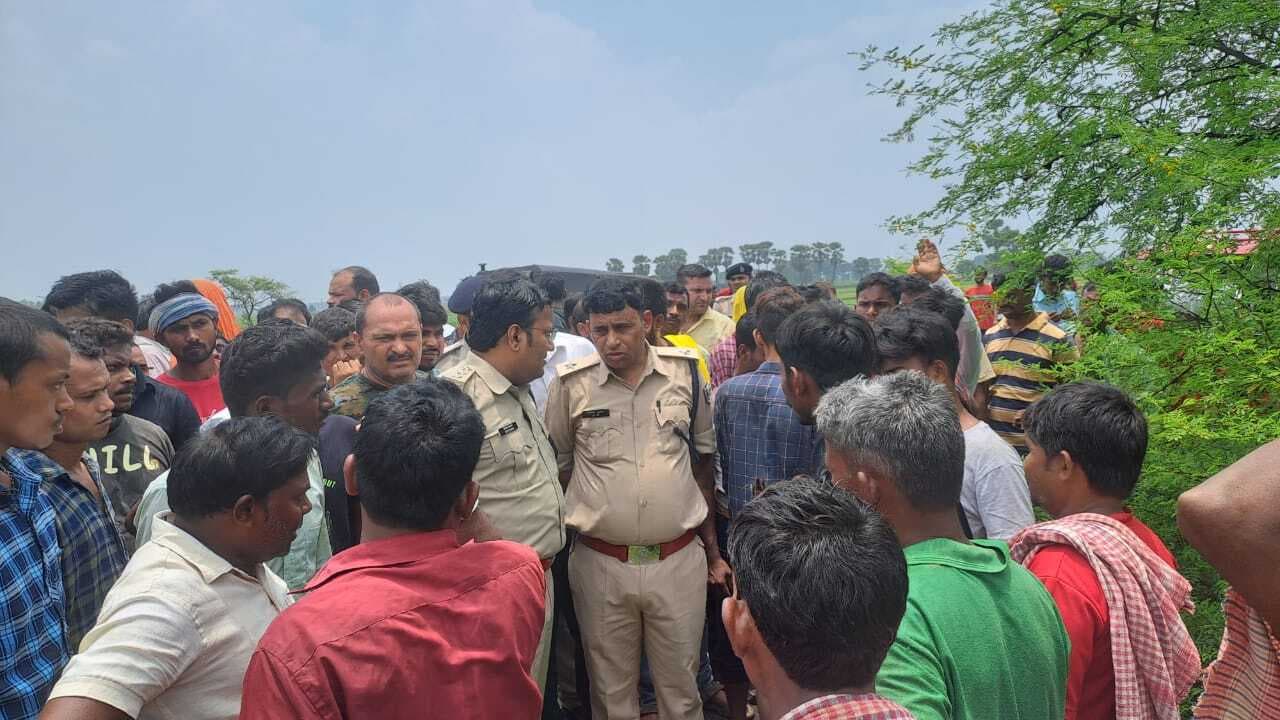 अज्ञात कार के धक्के से दो लोगों की हुई मौत, परिजनों में मचा कोहराम