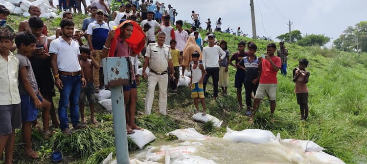 गंडक नदी के चंपारण तटबंध में रिसाव, घंटों प्रयास के बाद हुआ बंद