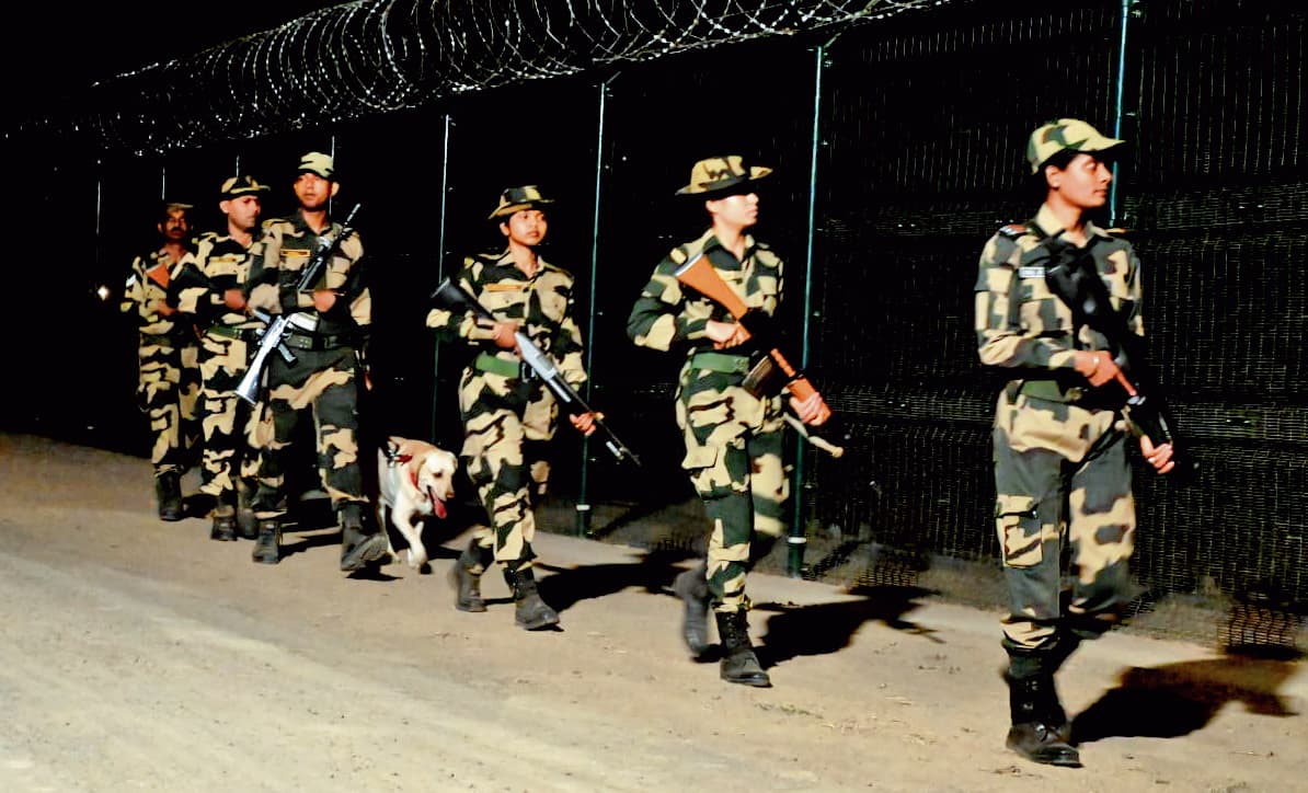 एक ही दिन आठ स्थानों पर बांग्लादेशी तस्करों व घुसपैठियों ने किया जवानों पर जानलेवा हमला