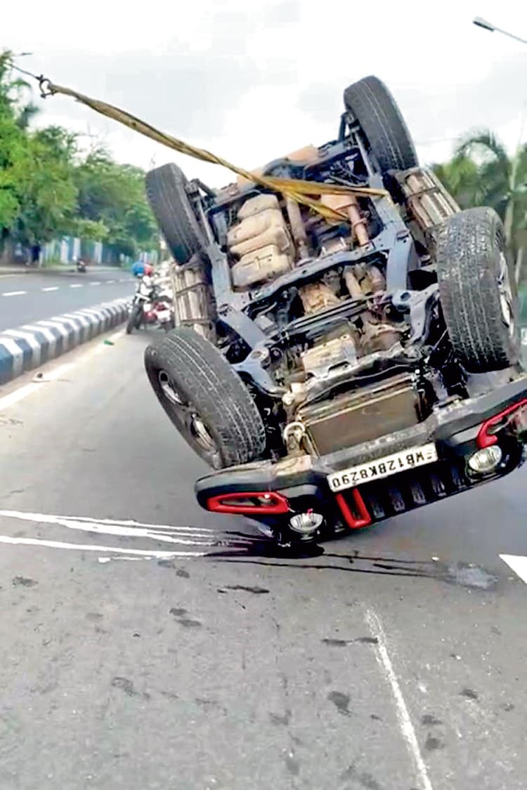 लेकटाउन : तेज रफ्तार में पलटी कार, चालक गंभीर