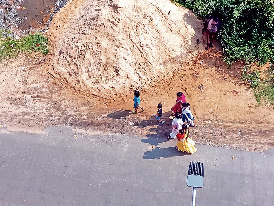 सड़क किनारे बालू व पत्थर के पहाड़ से बढ़ रही है दुर्घटना