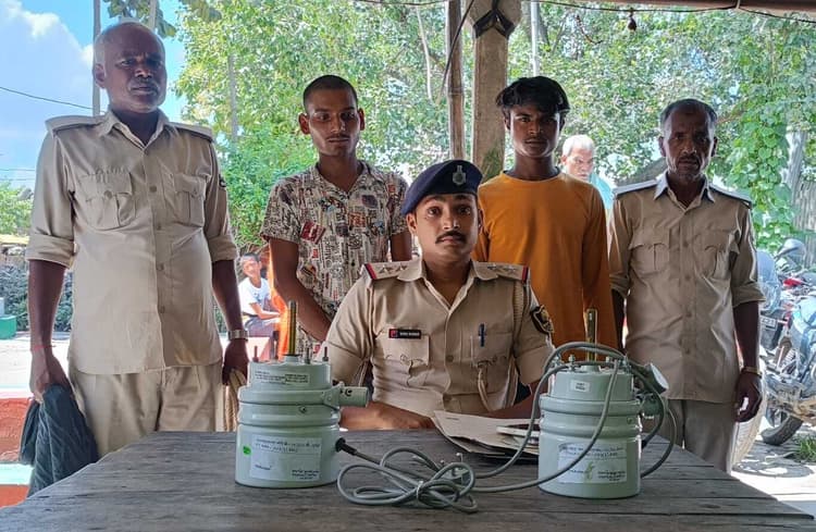 लूटी गयी बाइक व पंखा के दो मोटर के साथ दो आरोपी गिरफ्तार