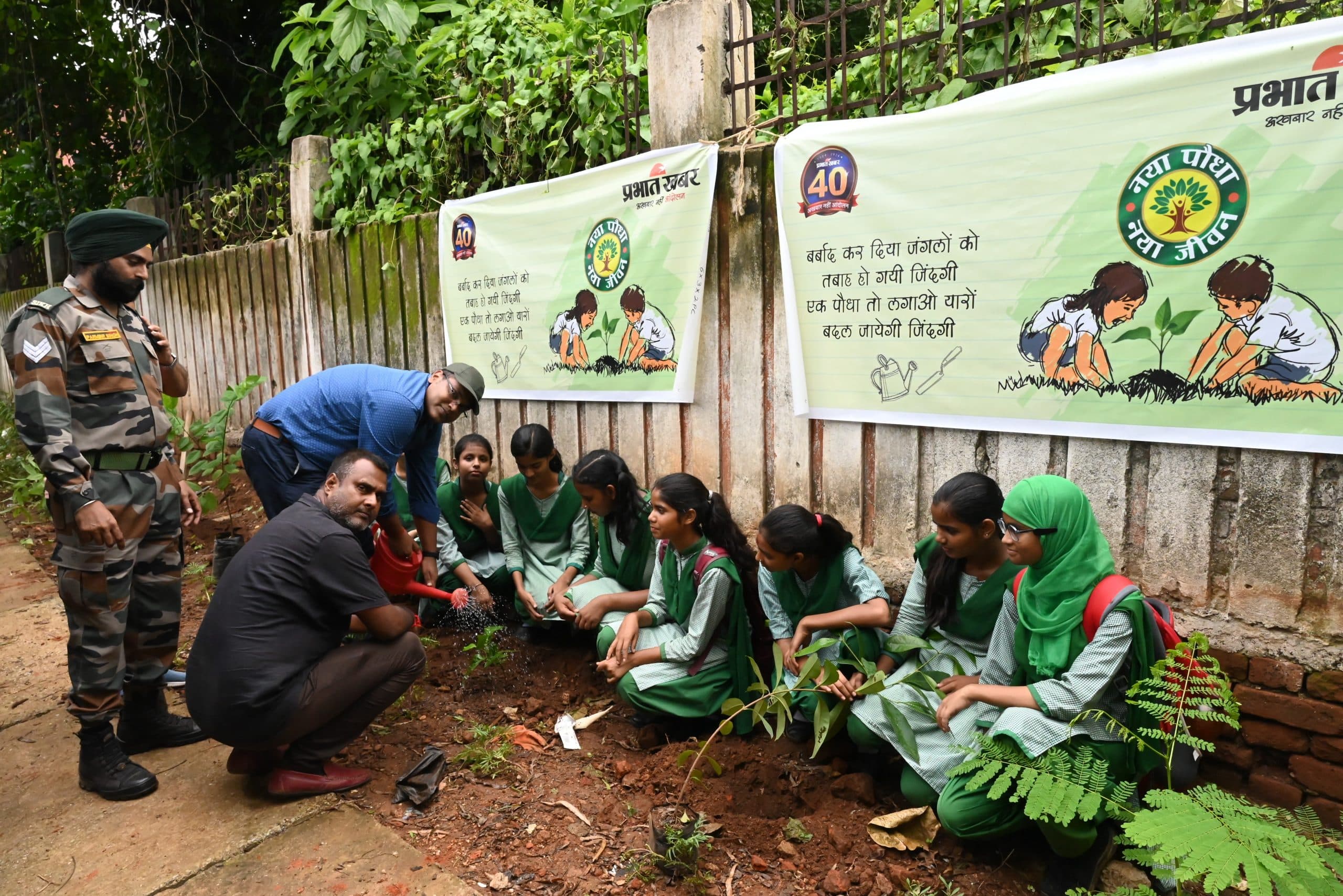 प्रभात खबर ने आर मित्रा स्कूल परिसर में लगाये 10 फलदार पौधे