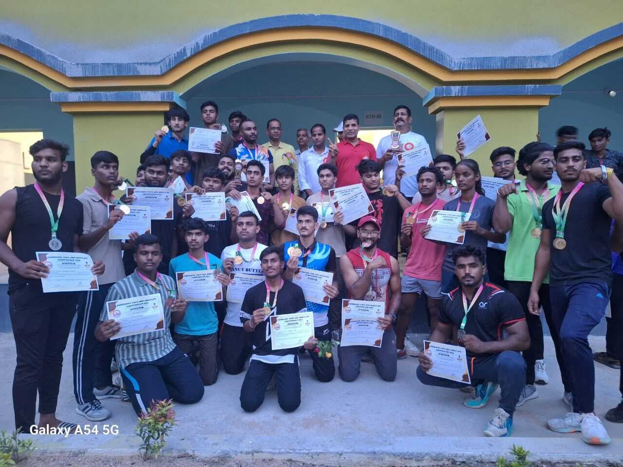 आर्म रेसलिंग प्रतियोगिता में खिलाड़ियों ने दिखाया दमखम