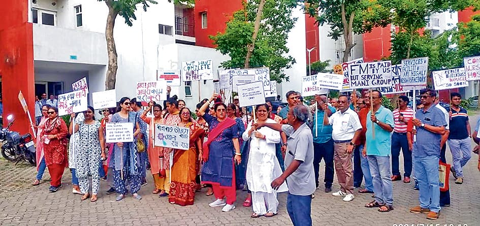 आइक्यू सिटी आवास के लोगों ने अपनी मांगों को लेकर मणि ग्रुप के खिलाफ किया प्रदर्शन