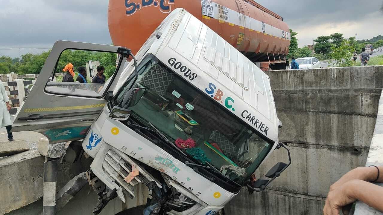 अनियंत्रित टैंकर ने पुल पर लटकी, चालक-खलासी घायल
