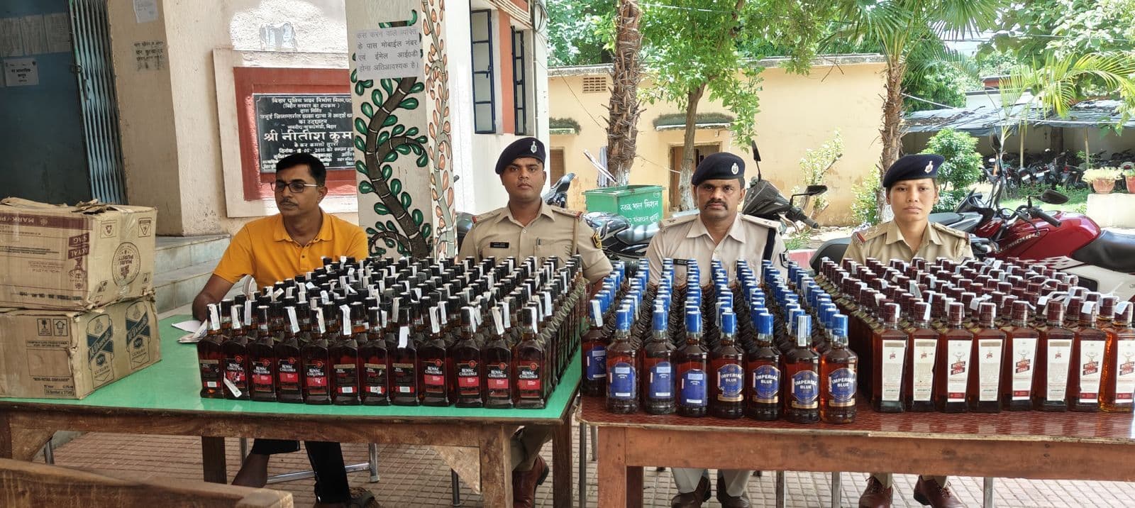 पुलिस ने चार पहिया वाहन से भारी मात्रा में शराब की बरामद