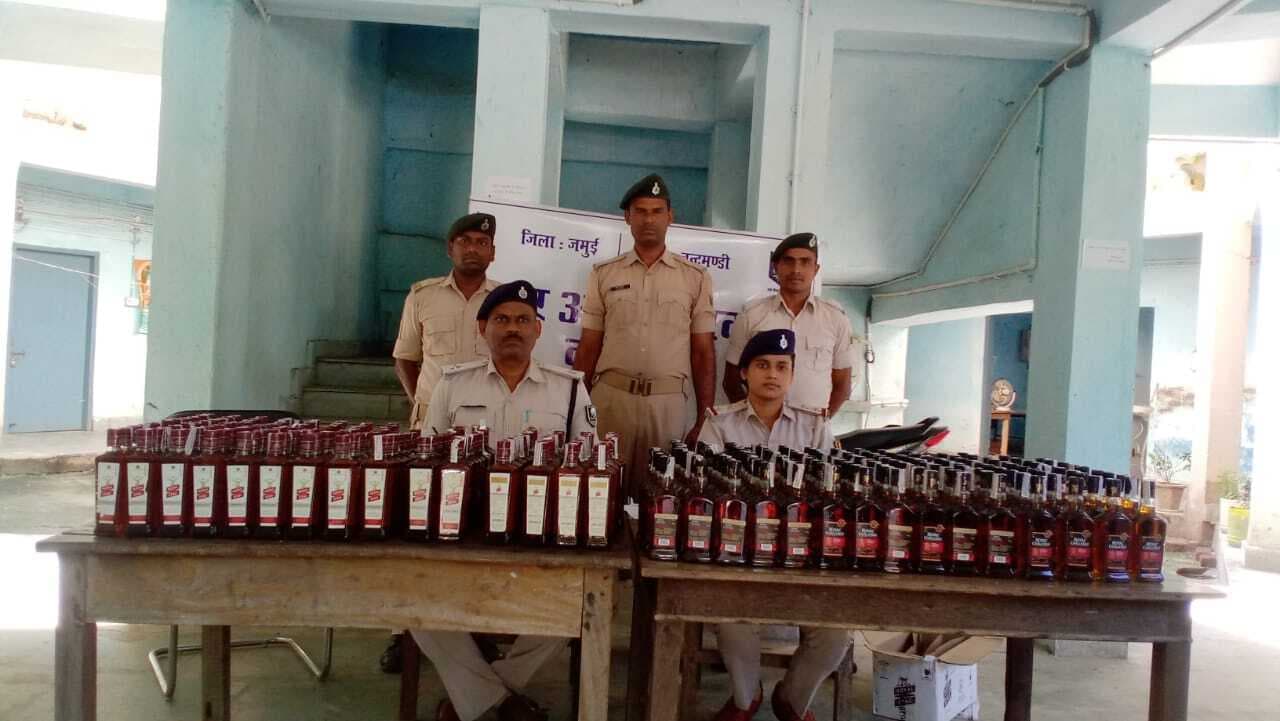 चंद्रमंडीह पुलिस ने 112 लीटर शराब की जब्त