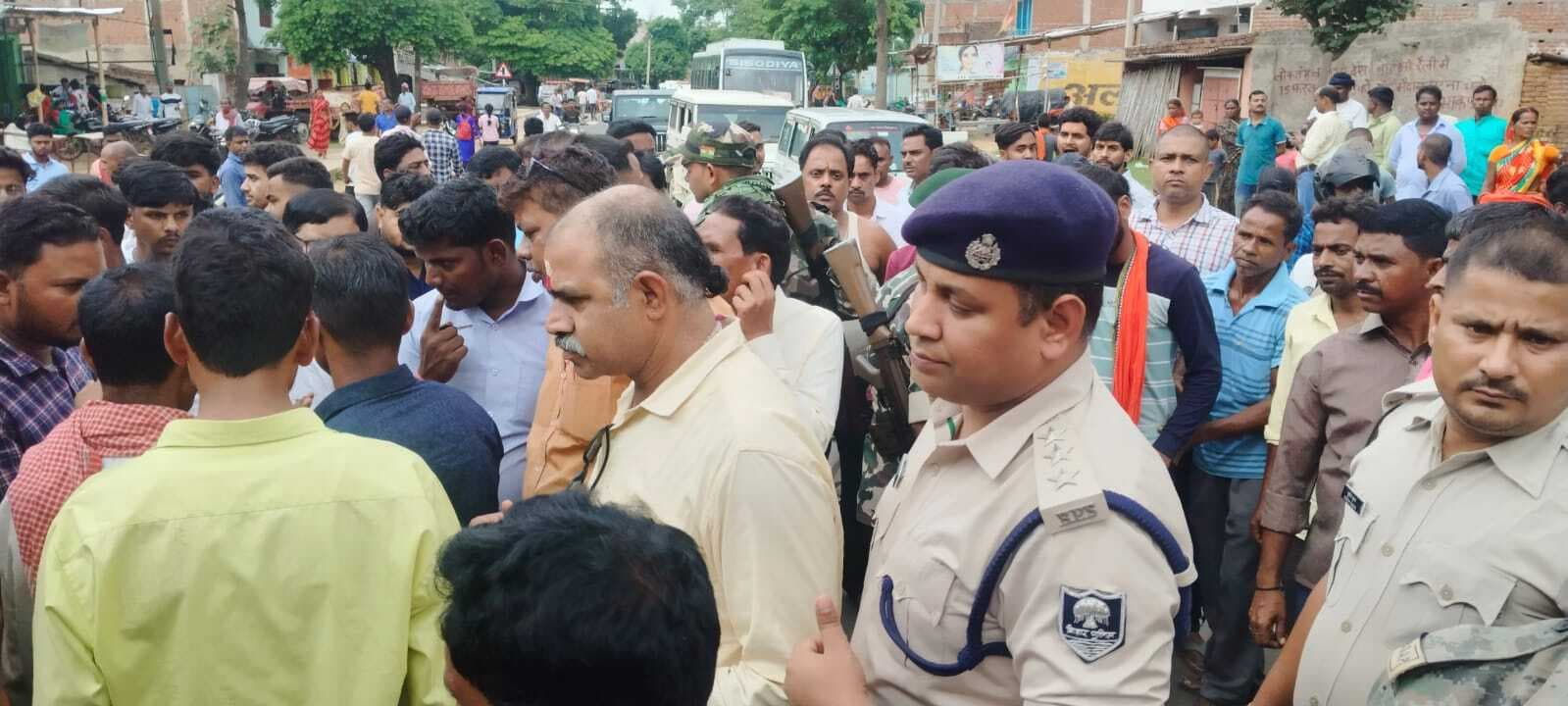 सड़क दुर्घटना में मृत युवक के परिजनों ने किया रोड जाम