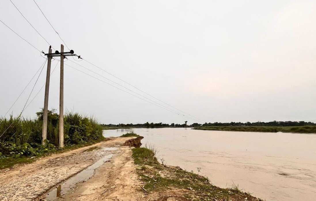 जलस्तर बढ़ने के साथ सिकरहना नदी में कटाव शुरू