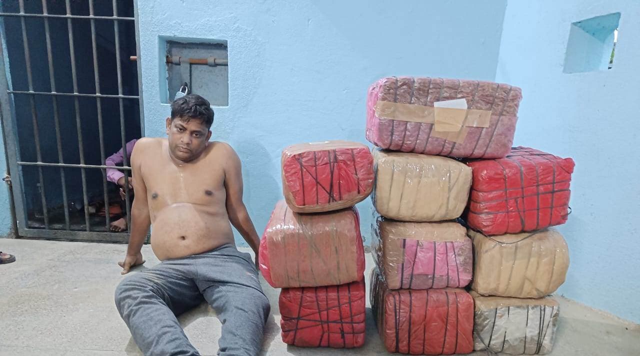 छापेमारी में131 किलोग्राम गांजा जब्त, मुखिया गिरफ्तार