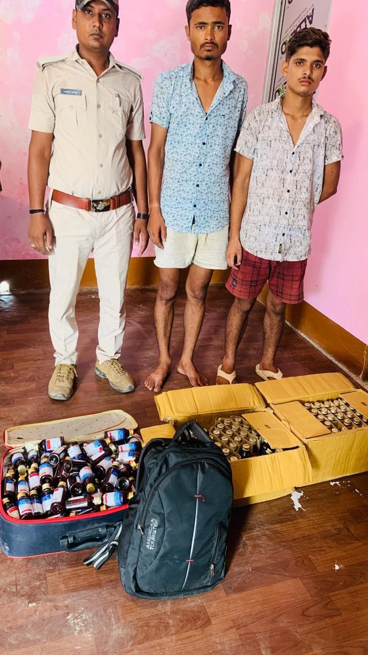 40 लीटर प्रतिबंधित कफ सीरप के साथ दो नाबालिग गिरफ्तार