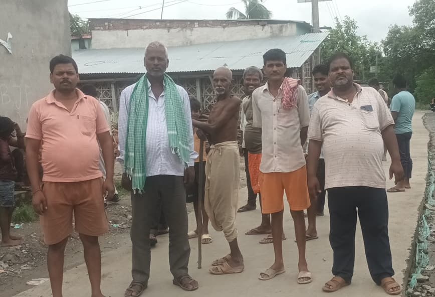 ढलाई के 24 घंटे बाद सड़क में आयी दरार, ग्रामीणों ने किया प्रदर्शन