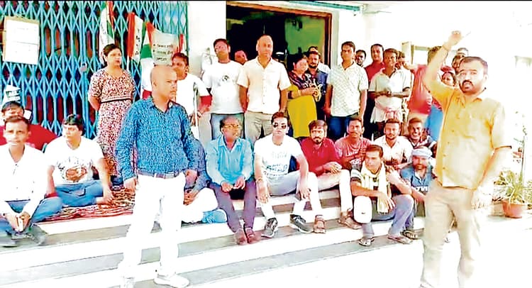 केएनयू में तृणमूल कांग्रेस के एक छात्र संगठन के आंदोलन को दूसरे की चुनौती