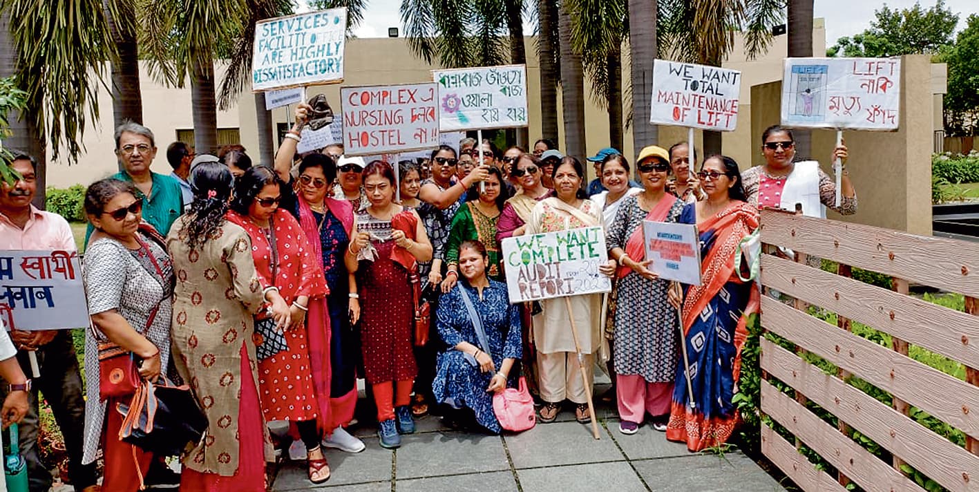 आइक्यू सिटी हाउसिंग कॉम्प्लेक्स के निवासियों ने अपनी मांगो को लेकर किया प्रदर्शन, हुई झड़प