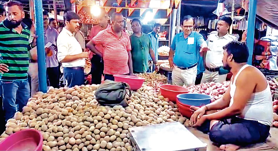 बर्नपुर डेली मार्केट में एसडीएम के नेतृत्व में चलाया गया जांच अभियान