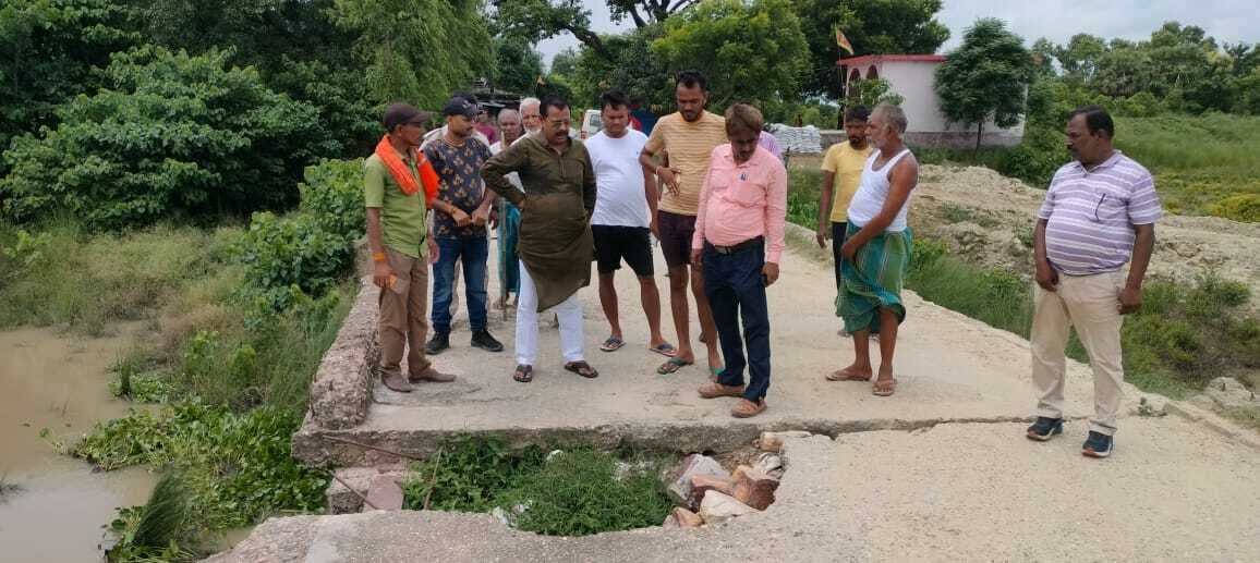 सिजुआ नदी पर बना पुल बीच में हुआ ध्वस्त