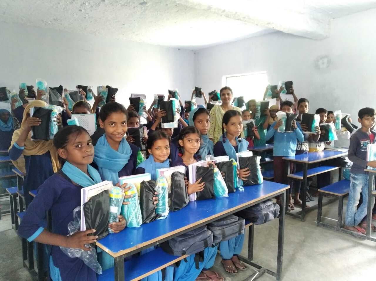 स्कूली बच्चों के बीच एफएलएन कीट वितरित, बच्चों में खुशी