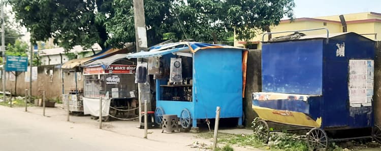 पार्किंग में वाहनों की बजाय आबाद हो रहा फुटपाथी बाजार