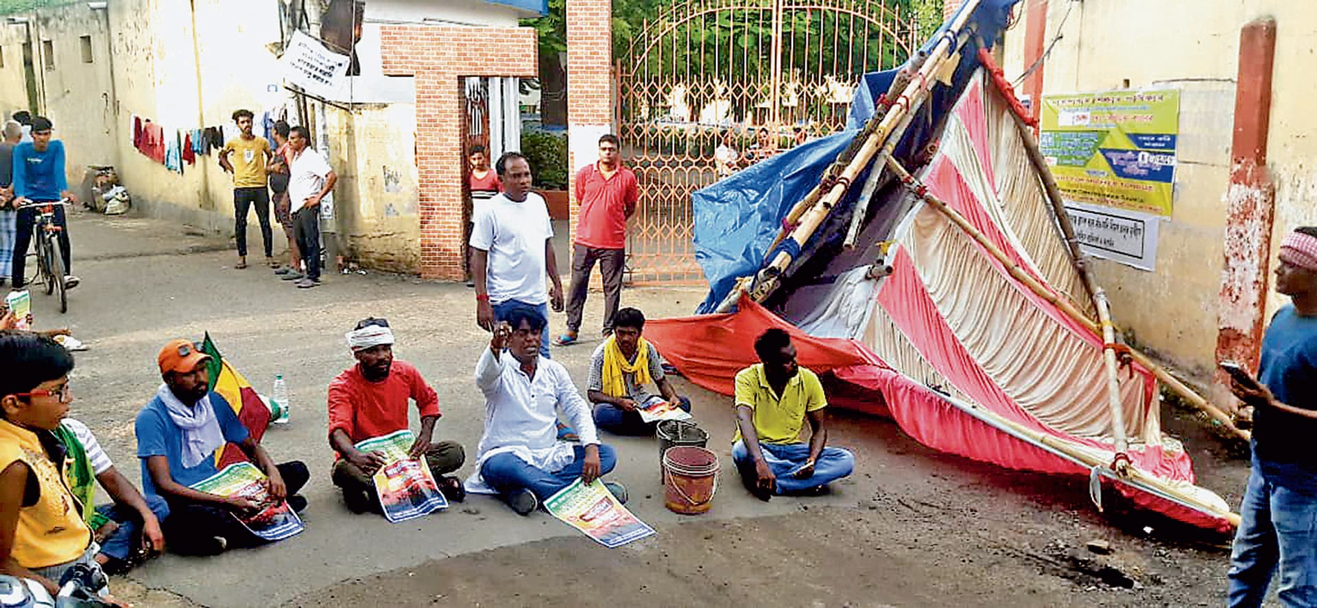 धरना मंच तोड़े जाने पर आदिवासियों का प्रदर्शन