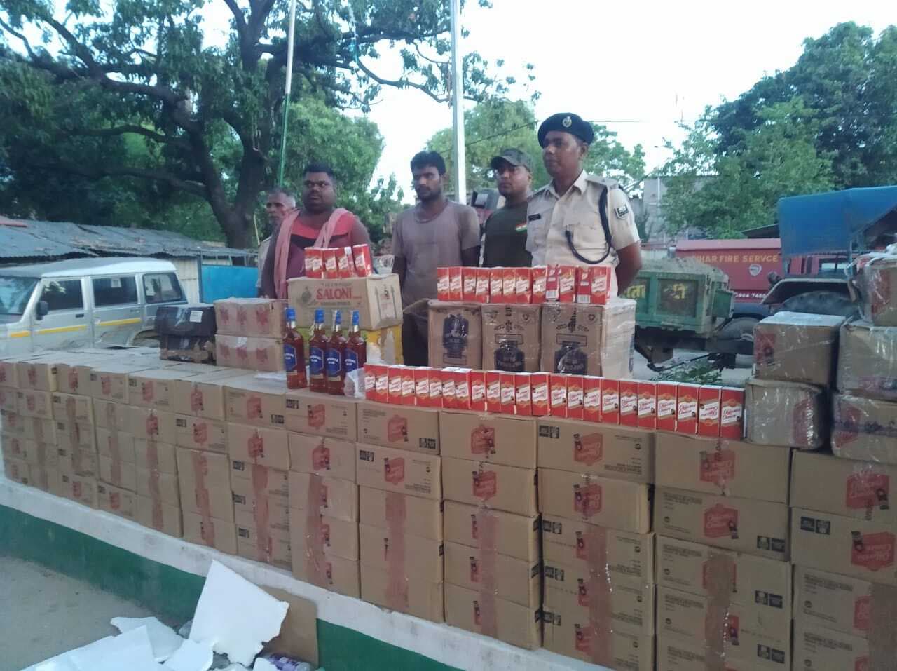 भागलपुर से मुंगेर डिलेवरी के लिए जा रहा मैजिक वाहन से 1293 लीटर विदेशी शराब बरामद