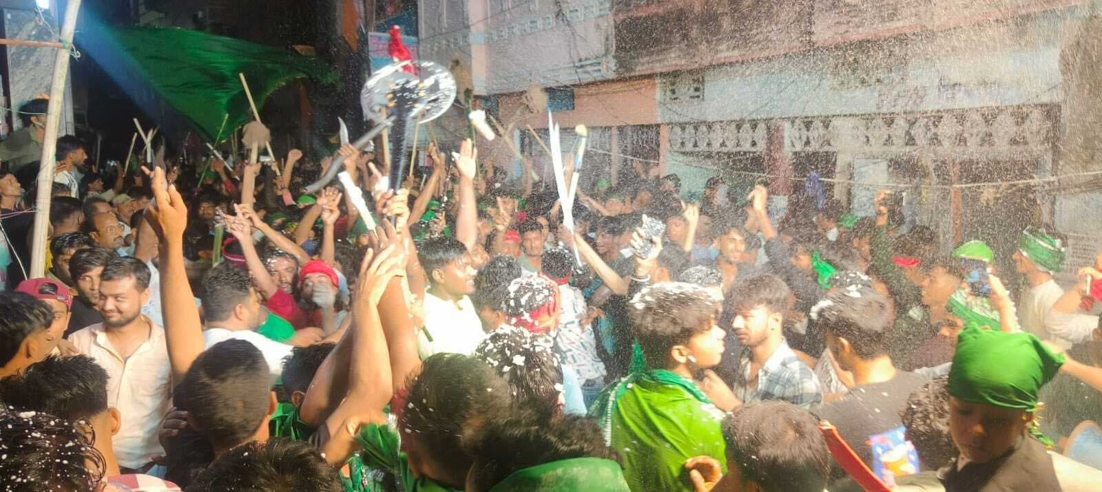 मुहल्लों से निकला ताजिया, युवाओं ने भाजीं लाठियां