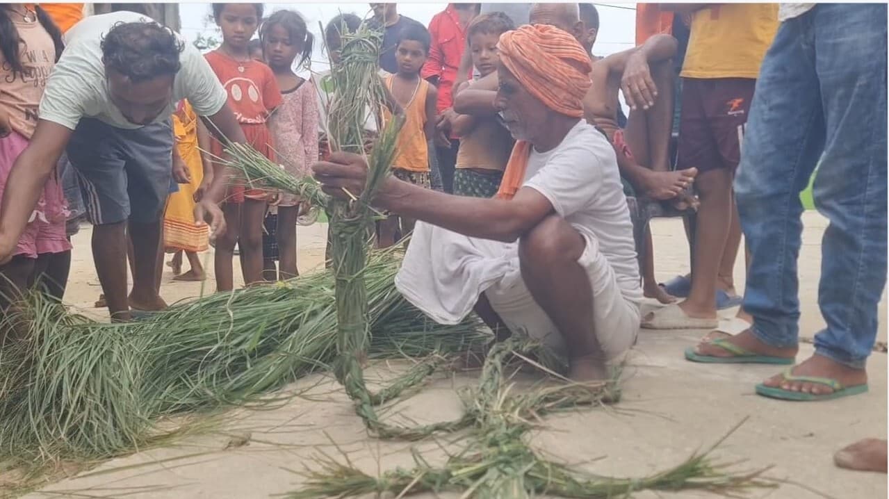 कुश का शव बनाकर किया जा रहा दाह-संस्कार