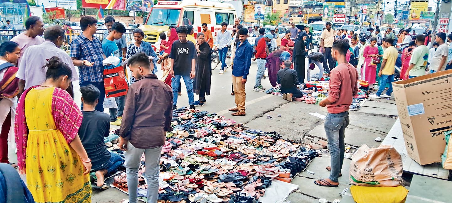 Ranchi News : वेंडर मार्केट में दुकान लेने के बाद भी फुटपाथ नहीं छोड़ रहे दुकानदार, लग रहा जाम