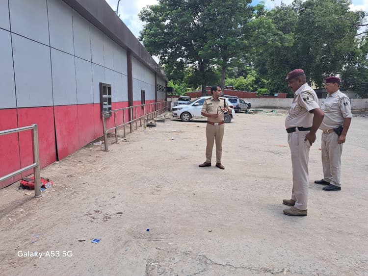 स्टेशन परिसर में गोलीबारी मामले में रेल डीएसपी ने घटना स्थल का लिया जायजा