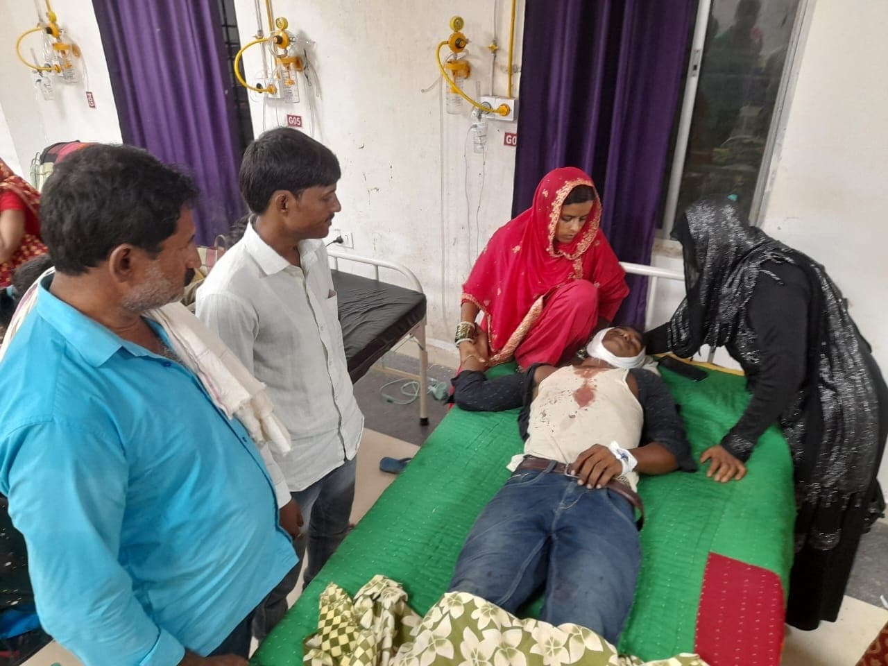 बाइक रोककर रुपया छीना, सिर में चाकू मारकर किया घायल