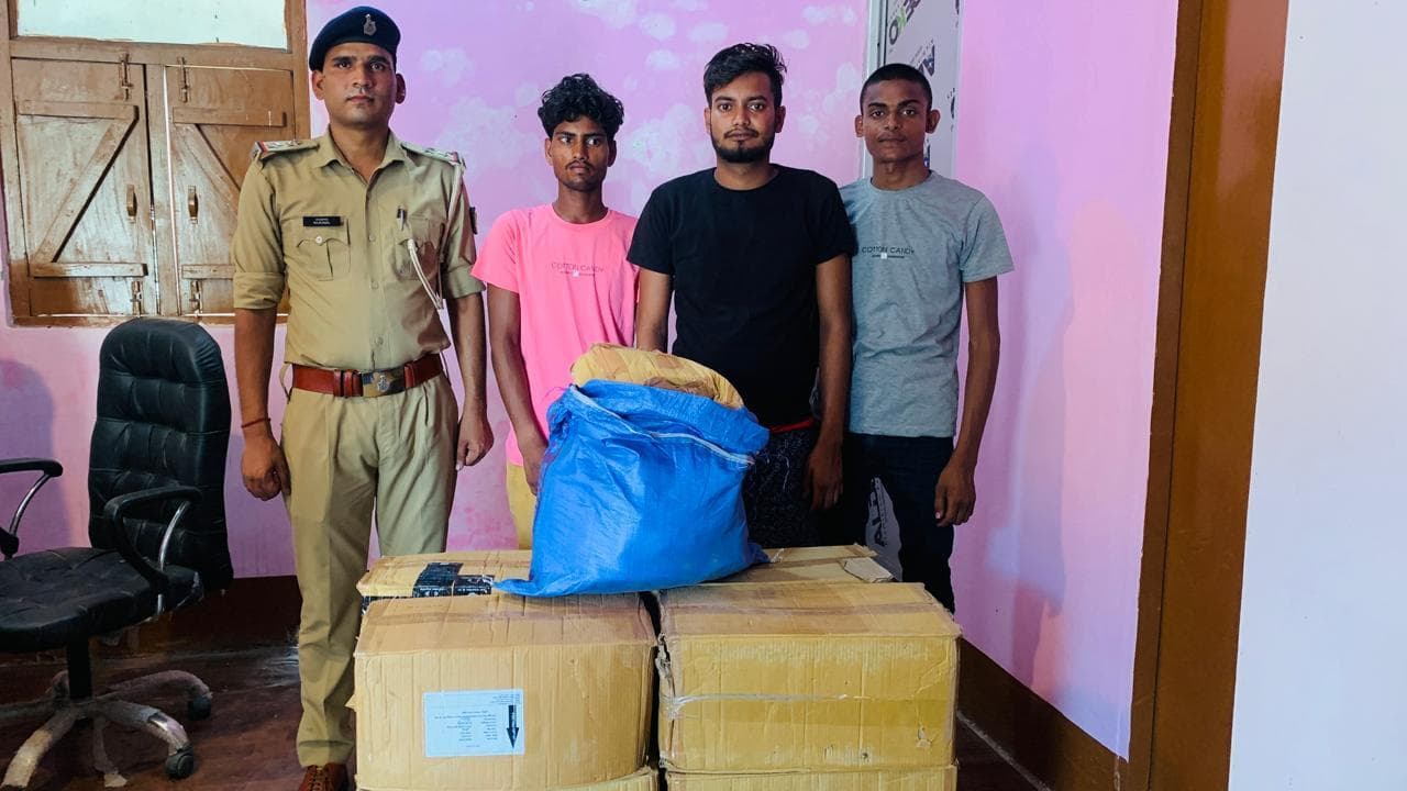 तीन तस्कर सहित 13 कार्टून कोरेक्स बरामद, बेलोरो जब्त