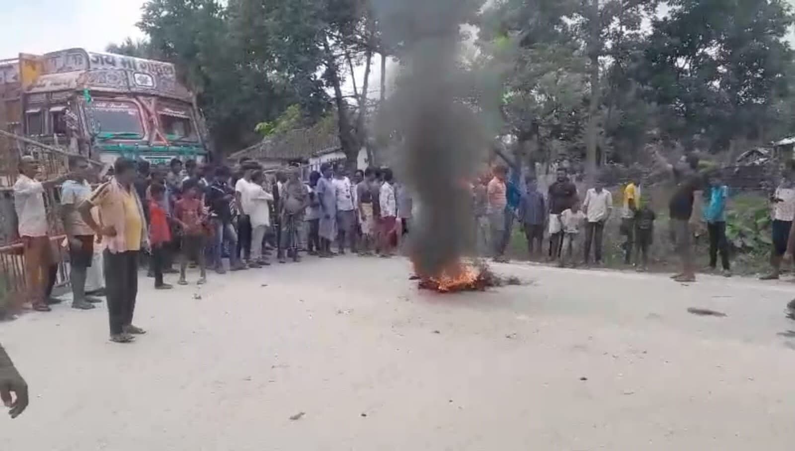 विद्युत विभाग के खिलाफ उपभोक्ताओं किया सड़क जाम