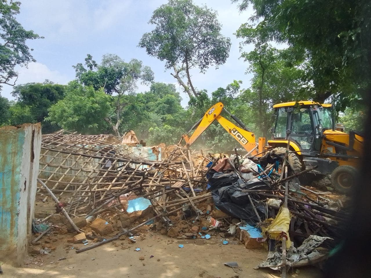 चिरेका टाउन में आवासों पर चला बुलडोजर, 31 स्ट्रक्चर ध्वस्त