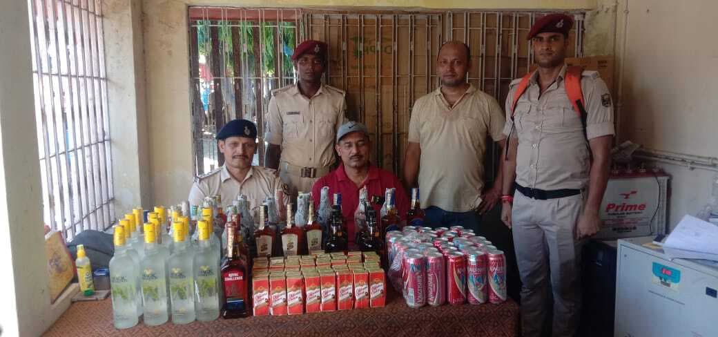 जनसाधारण एक्सप्रेस से रेल पुलिस ने शराब की बरामद