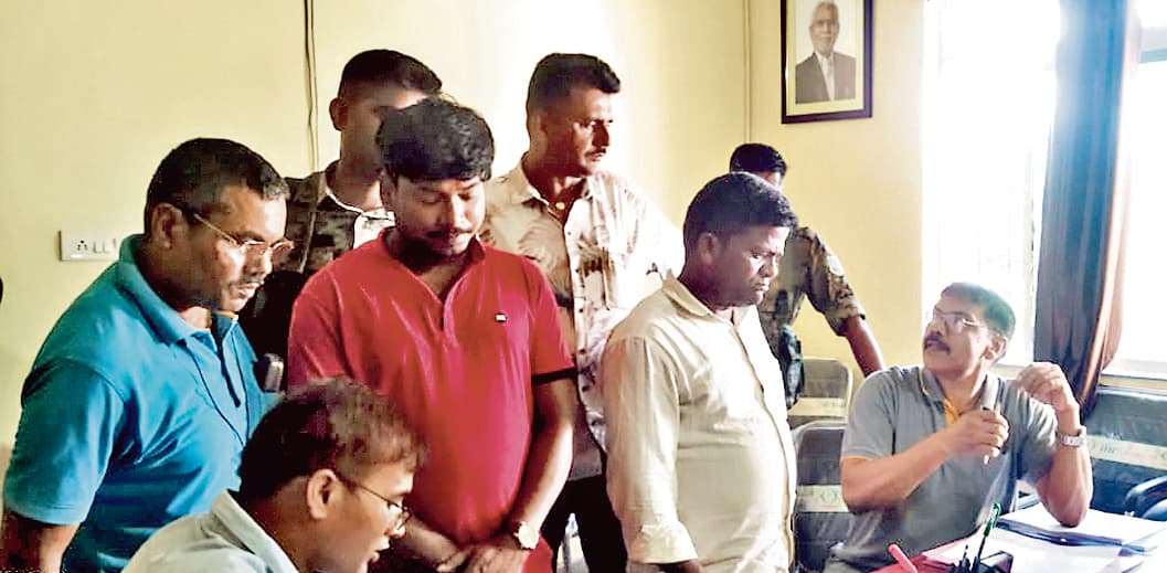 Hazaribagh Crime News : म्यूटेशन के नाम पर 40 हजार रुपये घूस लेते राजस्व कर्मचारी व सहयोगी गिरफ्तार