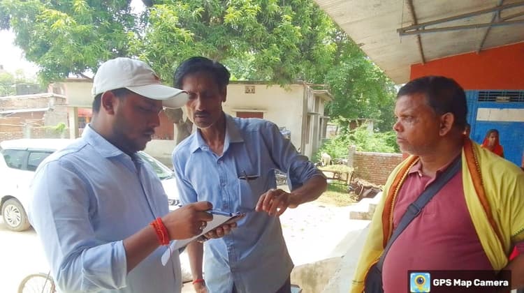 आयुष्मान कार्ड बनाने के कार्य का बीडीओ ने किया स्थलीय निरीक्षण, दिया दिशा निर्देश