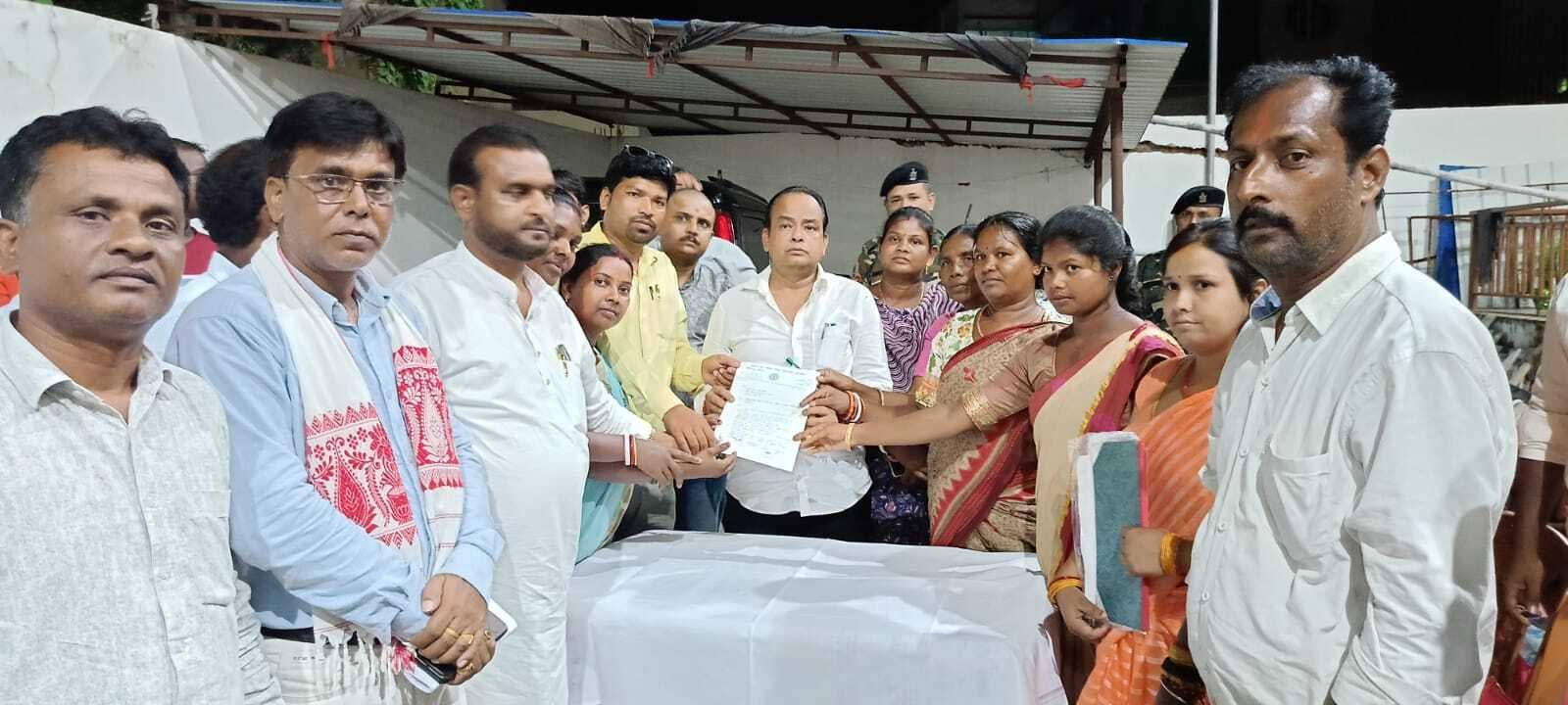 मुखिया संघ ने विभिन्न मांगों के समर्थन में मंत्री को सौंपा मांग-पत्र