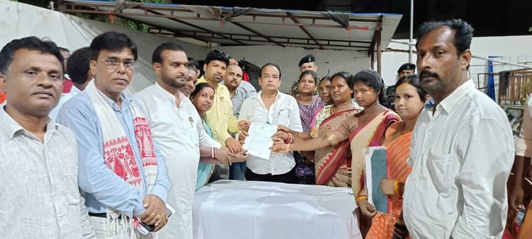 मुखिया संघ ने विभिन्न मांगों के समर्थन में मंत्री को सौंपा मांग-पत्र