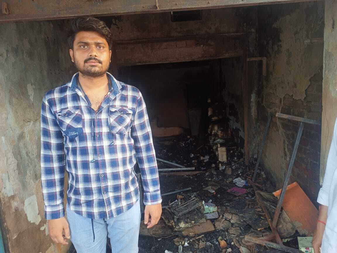 बिजली की शार्ट सर्किट से लगी आग से आठ लाख की दवाई जलकर हुई राख